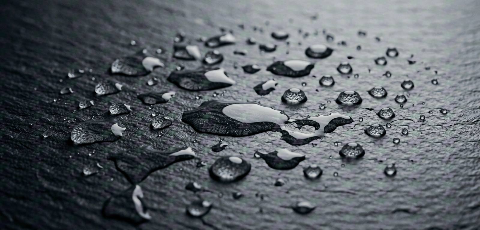 Eau sur ardoise noire